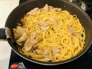 豚しゃぶパスタ混ぜる