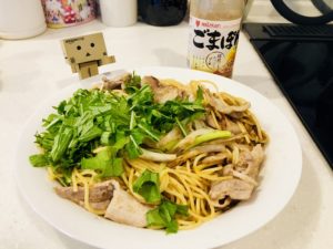 豚しゃぶパスタ盛る