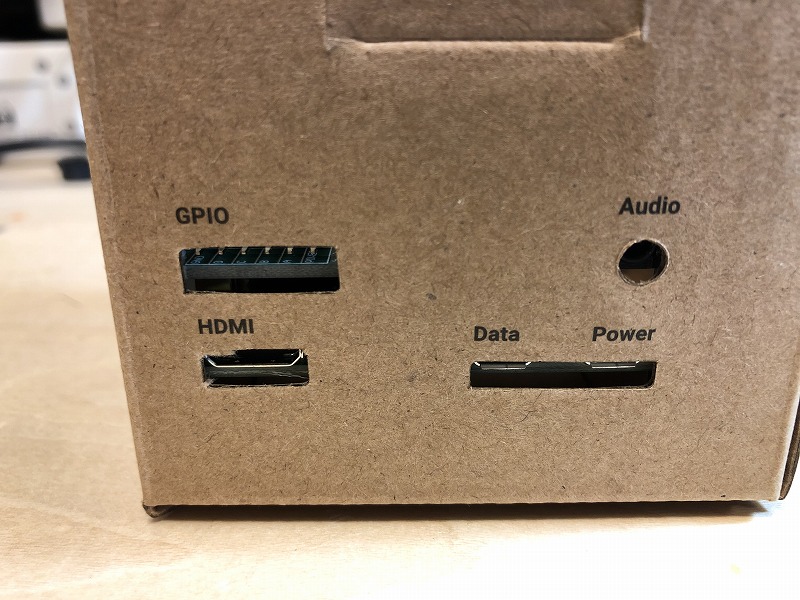 HDMIやマイクロUSB穴