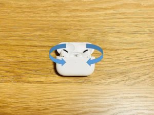 AirPodsPro奥から手前へ出す