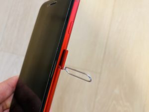 新iPhoneSEに針を差す