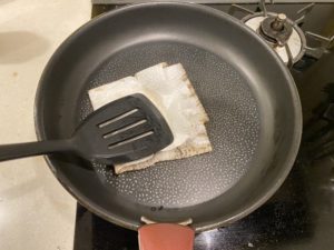 クッキングシートで拭く