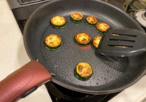 ズッキーニに焼き目をつける