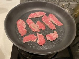 肉を焼く